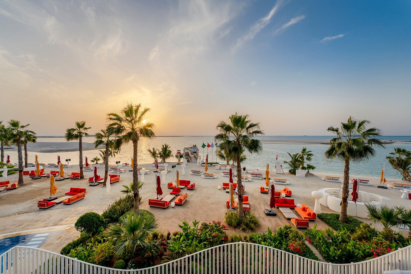 Voco Dubai фото сверху пляжа