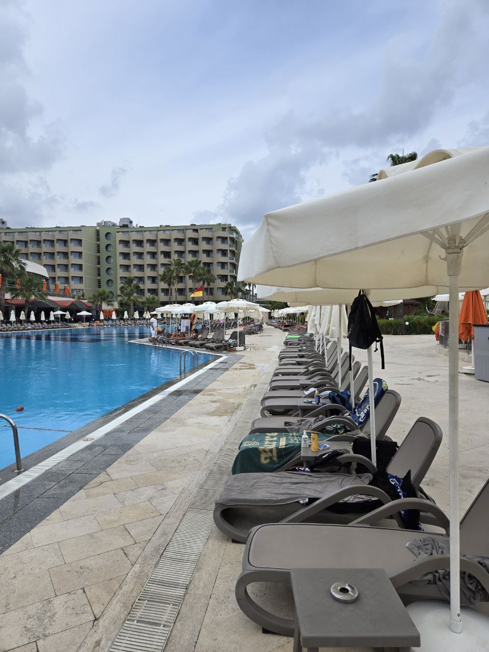 Vonresort Golden-Coast - лежаки в два ряда